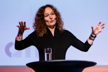 Camilla Stoltenberg, direktør for Folkehelseinstituttet, kommer på Forvaltningskonferansen for å snakke om samspillet mellom helsefaglige og politiske vurderinger i håndteringen av Covid-19. Kvinne på talerstol