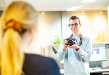 Jonas Sætra er mediegrafikerlærling i Lånekassen. Mann med kamera