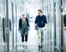 Lønnsøkning på særskilt grunnlag eller ikke? Reglene for hva du kan gjøre som leder, styres av hovedtariffavtalene. Foto: Difi To personer går langs en korridor